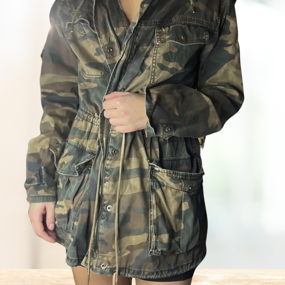 Talula Camo Zip up Jacket - size S -